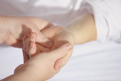 Neurodermitis- Kind- Hand- Behandlung