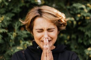 frau aengstlich panik