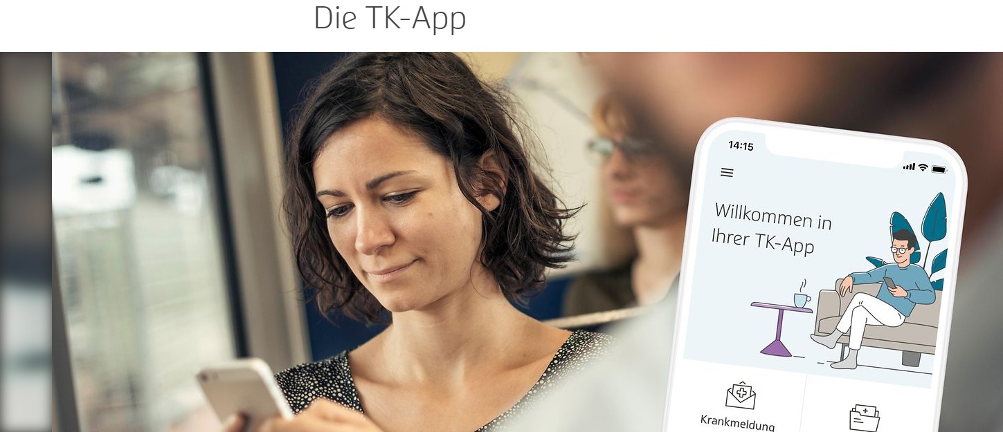 Frau schaut auf ihre TK-App