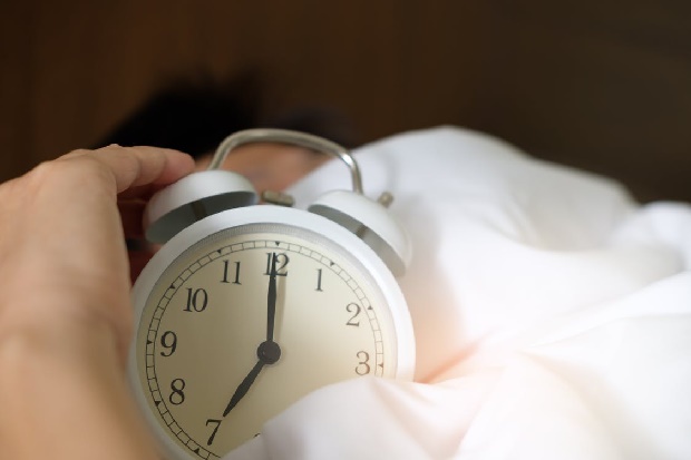 tipps zum einschlafen wecker - Acharaporn Kamornboonyarush-pexels